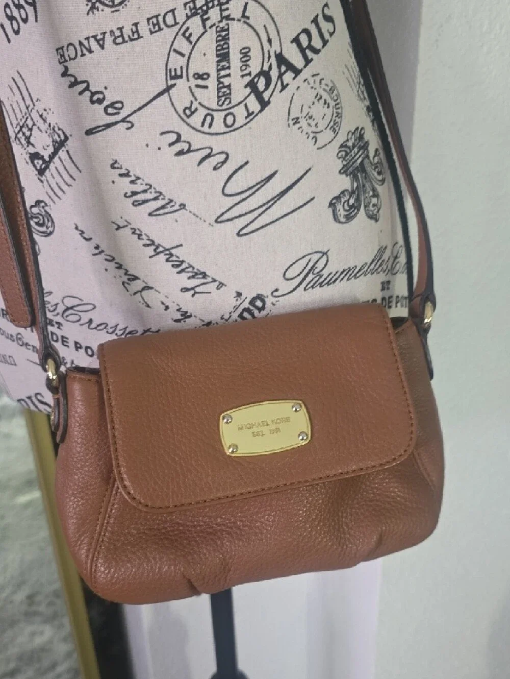 Micheal Kors Brown Pebbled Leather Small Crossbody W/ Gold Hardware (EUC)✨️ - Picture 3 of 13